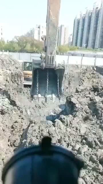 挖掘機(jī)挖濕土不粘斗的實(shí)用技巧 巧用鏈條解決粘附問題